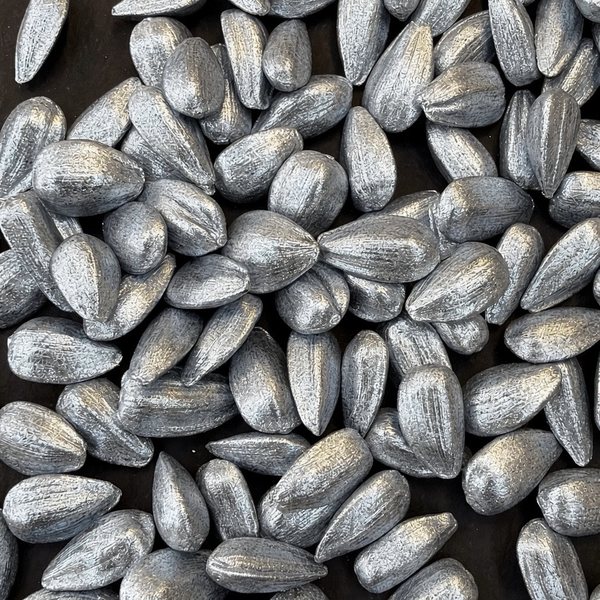 Sunflower seeds with a steel-grey pearlescent coating made of a CTA Series blend
